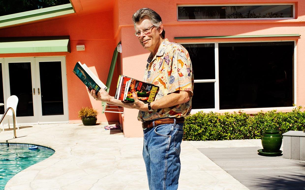Stephen King avec des livres dans sa maison de Floride