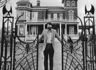 Stephen King devant son manoir Victorien de Bangor, en 1982