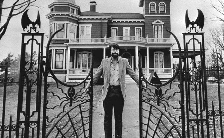 Stephen King devant sa maison Victorienne de Bangor, en 1982