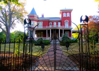Stephen et Tabitha King vont transformer leur maison en centre d’archives et retraite pour auteurs Stephen-King-maison-manoir-Bangor
